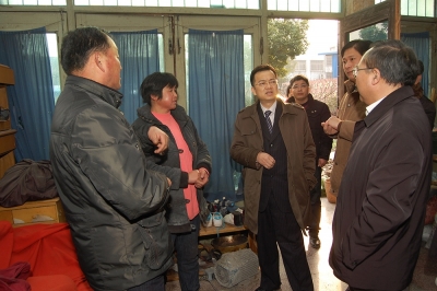 2011年春节前，公司董事长兼党委书记潘建清亲自到群益村村民家中走访慰问